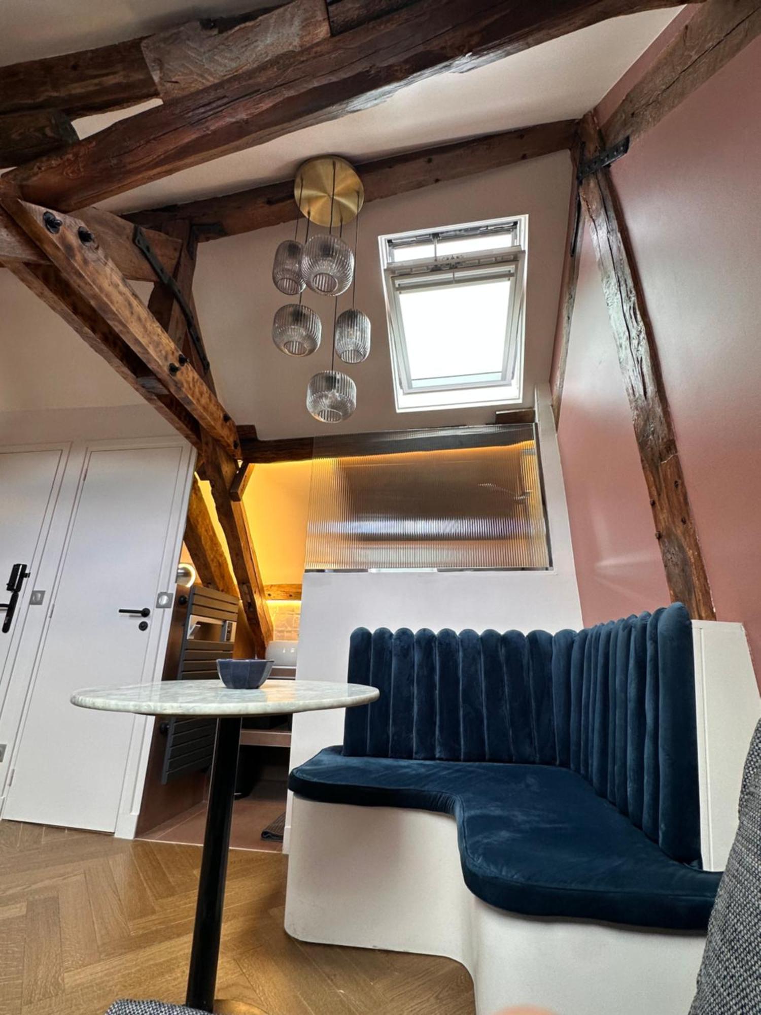 Nid D'amour Sous Les Toits ! Honfleur